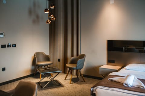 Bed, TV and multimedia, Seating area