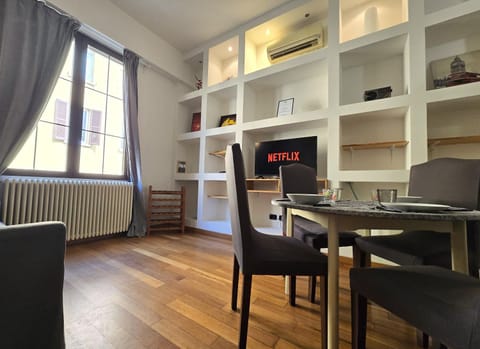 TV and multimedia, Living room, Seating area, Dining area