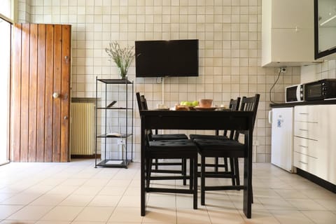 TV and multimedia, Kitchen or kitchenette, Dining area, stove