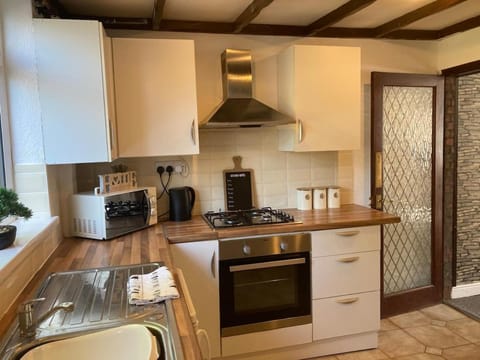 Coffee/tea facilities, Kitchen or kitchenette, oven, stove