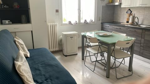 Living room, Seating area, Dining area, stove