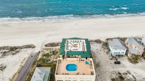 Property building, Day, Natural landscape, Bird's eye view, Beach, Pool view, Sea view, Swimming pool, sunbed
