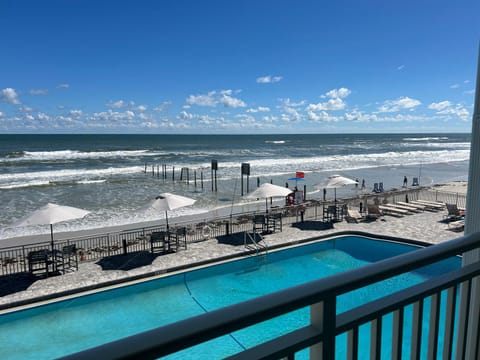View (from property/room), Balcony/Terrace, Beach, Pool view, Sea view, Swimming pool, sunbed