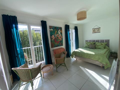 Bed, Day, Photo of the whole room, Bedroom, Garden view