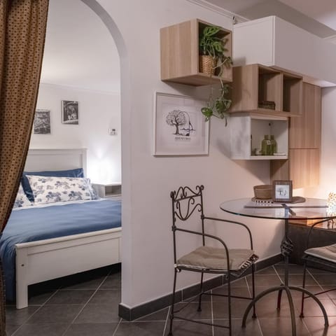 Bed, Living room, Seating area, Dining area, Bedroom