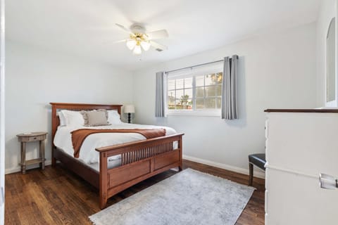 O-Side Beach Bungalow with Jaccuzi Blocks to beach House in Oceanside