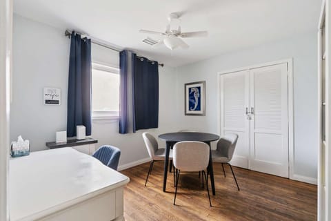 O-Side Beach Bungalow with Jaccuzi Blocks to beach House in Oceanside