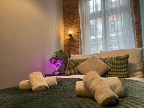 Seating area, Bedroom, towels