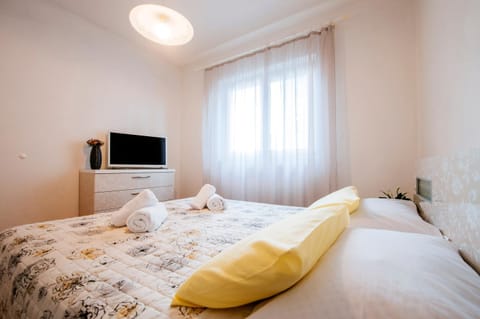 Communal lounge/ TV room, Bed, TV and multimedia, Photo of the whole room, Bedroom, towels