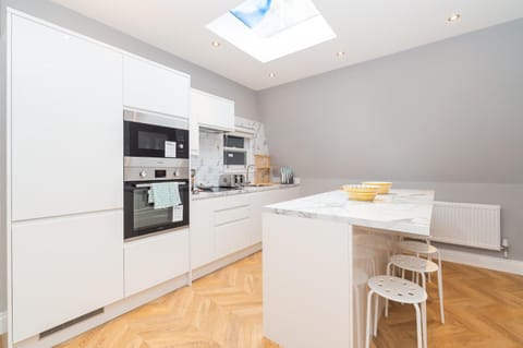 Coffee/tea facilities, Kitchen or kitchenette, Dining area, dishwasher, stove