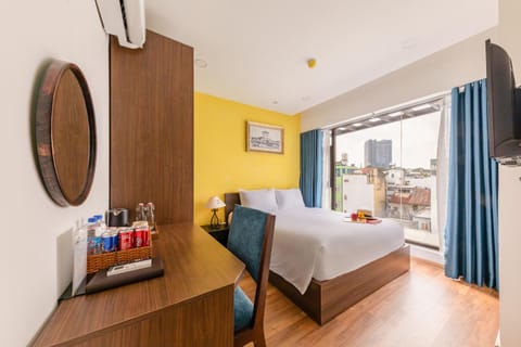 Bed, TV and multimedia, Photo of the whole room, Seating area, Bedroom