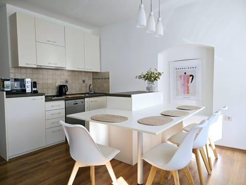 Kitchen or kitchenette, Dining area