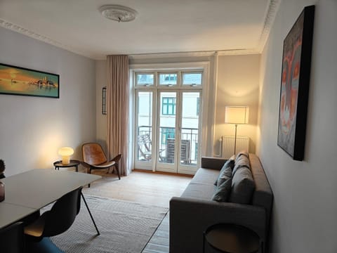 Photo of the whole room, Seating area