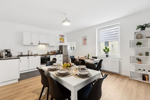 TV and multimedia, Coffee/tea facilities, Kitchen or kitchenette, Food and drinks, Seating area, Dining area, Food, oven, stove, toaster
