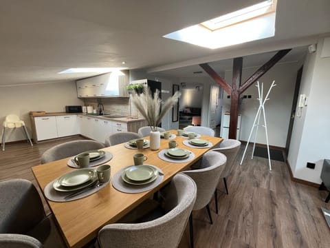 Kitchen or kitchenette, Food and drinks, Dining area, Food, stove