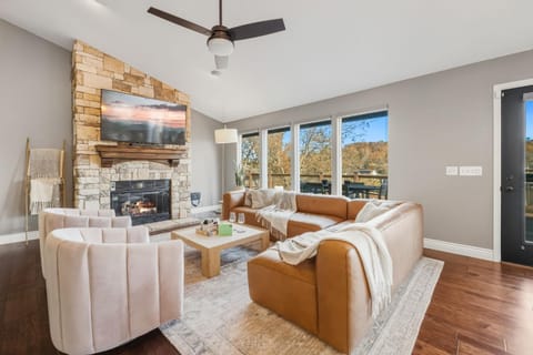 Dock Holiday - Hot Tub - Private Dock House in Bella Vista