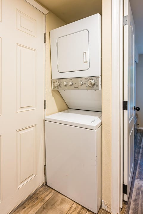 ElkCreek Inn Creekside tiny home Apartment in Forks