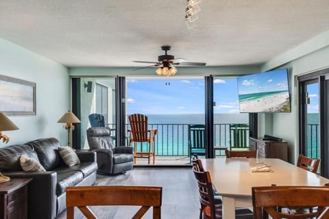 Communal lounge/ TV room, TV and multimedia, View (from property/room), Balcony/Terrace, Living room, Seating area, Dining area, Evening entertainment, Sea view