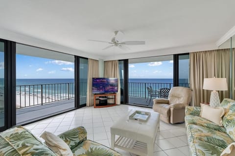Communal lounge/ TV room, View (from property/room), Balcony/Terrace, Living room, Photo of the whole room, Seating area, Sea view