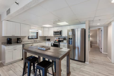 Coffee/tea facilities, Kitchen or kitchenette, Dining area, dishwasher, minibar, oven, stove, toaster