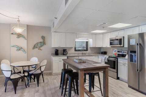 Kitchen or kitchenette, Dining area, dishwasher, minibar, oven, stove, toaster