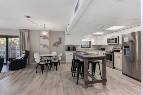 Kitchen or kitchenette, Dining area, dishwasher, minibar, oven, stove, toaster