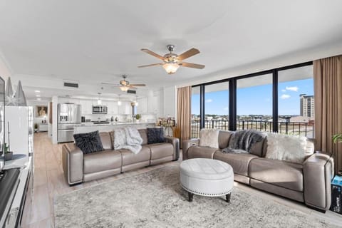 Natural landscape, View (from property/room), Balcony/Terrace, Kitchen or kitchenette, Living room, Seating area, Dining area