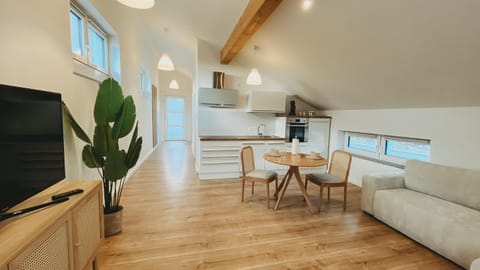 Communal lounge/ TV room, TV and multimedia, Kitchen or kitchenette, Seating area, Dining area, Evening entertainment