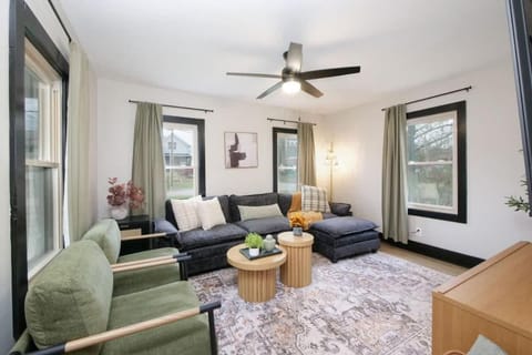 Modernized Historical Home in Downtown Medina with Hot Tub House in Ohio