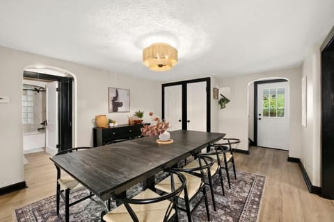 Modernized Historical Home in Downtown Medina with Hot Tub House in Ohio