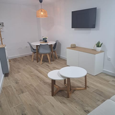 TV and multimedia, Living room, Seating area, Dining area