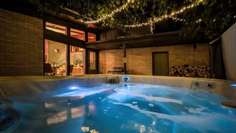 Retro Lakeview House in Michigan