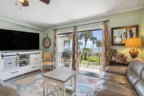 Communal lounge/ TV room, Natural landscape, Living room, Seating area, Sea view