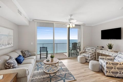 Communal lounge/ TV room, View (from property/room), Balcony/Terrace, Living room, Seating area, Sea view