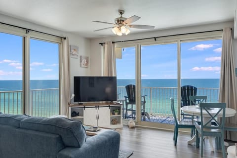 Communal lounge/ TV room, View (from property/room), Balcony/Terrace, Living room, Seating area, Dining area, Beach, Sea view