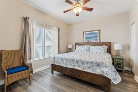 Bed, Photo of the whole room, Seating area, Bedroom