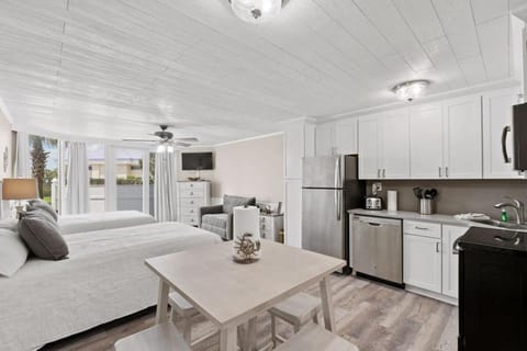 Bed, TV and multimedia, Kitchen or kitchenette, Photo of the whole room, Seating area, Dining area, Bedroom, dishwasher, oven, stove