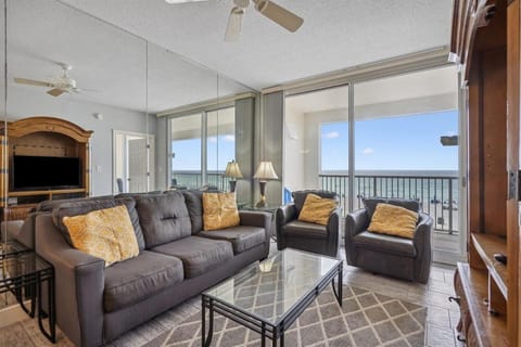 Communal lounge/ TV room, View (from property/room), Balcony/Terrace, Living room, Seating area, Sea view