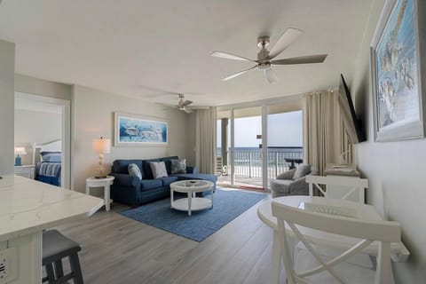 TV and multimedia, Living room, Photo of the whole room, Seating area, Dining area
