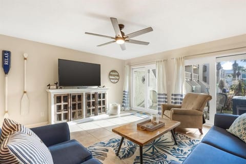 Communal lounge/ TV room, Living room, Seating area