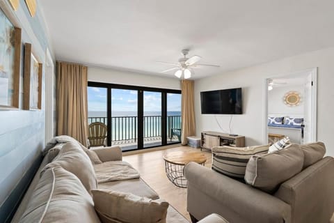 Communal lounge/ TV room, View (from property/room), Balcony/Terrace, Living room, Seating area, Sea view