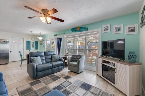 Communal lounge/ TV room, Living room, Seating area