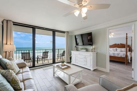 Communal lounge/ TV room, Bed, View (from property/room), Balcony/Terrace, Living room, Photo of the whole room, Seating area, Bedroom, Sea view