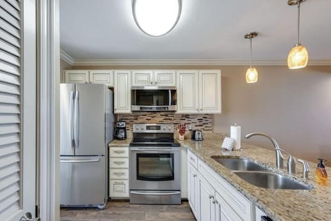 Kitchen or kitchenette, dishwasher, minibar, oven, stove, toaster