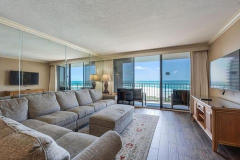 Communal lounge/ TV room, Living room, Seating area, Sea view