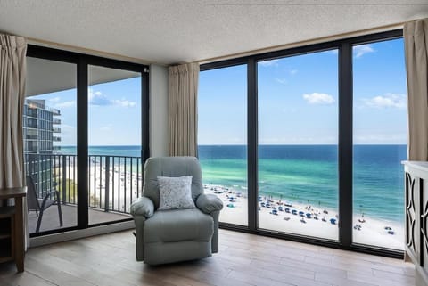 Communal lounge/ TV room, Day, Natural landscape, View (from property/room), Balcony/Terrace, Living room, Seating area, Beach, Sea view