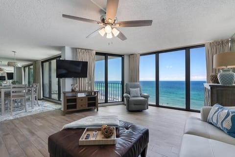 Communal lounge/ TV room, Living room, Seating area, Dining area, Beach, Sea view