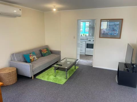 TV and multimedia, Kitchen or kitchenette, Living room, Seating area, oven, stove
