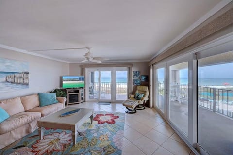 Communal lounge/ TV room, View (from property/room), Balcony/Terrace, Living room, Photo of the whole room, Seating area, Beach, Sea view