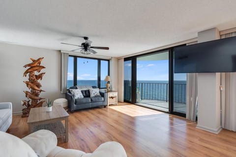 Communal lounge/ TV room, View (from property/room), Balcony/Terrace, Living room, Seating area, Sea view